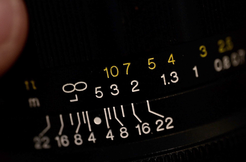 manual lens focus scale